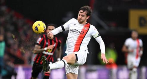 ألغيت مباراة بورنموث بسبب توقف قلبه.. لوتون تاون يعلن خروج توم لوكيير من المستشفى